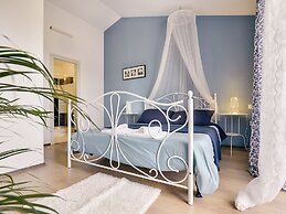 Superb Modern Villa With Pool, Large Fenced Yard Near the Beach