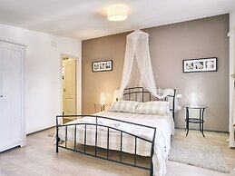 Superb Modern Villa With Pool, Large Fenced Yard Near the Beach