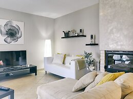 Superb Modern Villa With Pool, Large Fenced Yard Near the Beach