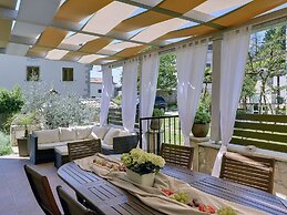 Superb Modern Villa With Pool, Large Fenced Yard Near the Beach