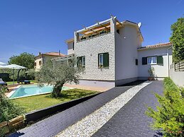 Superb Modern Villa With Pool, Large Fenced Yard Near the Beach