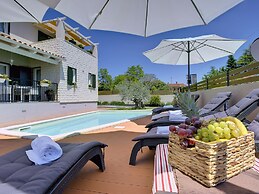 Superb Modern Villa With Pool, Large Fenced Yard Near the Beach