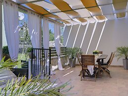Superb Modern Villa With Pool, Large Fenced Yard Near the Beach