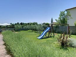 Superb Modern Villa With Pool, Large Fenced Yard Near the Beach