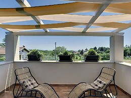 Superb Modern Villa With Pool, Large Fenced Yard Near the Beach