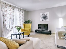 Superb Modern Villa With Pool, Large Fenced Yard Near the Beach