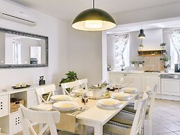 Superb Modern Villa With Pool, Large Fenced Yard Near the Beach