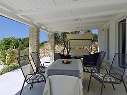 Boutique Villa in Peroj With Garden