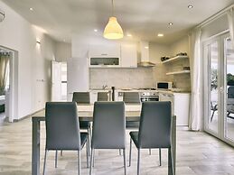 Boutique Villa in Peroj With Garden