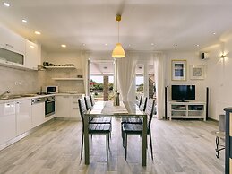 Boutique Villa in Peroj With Garden