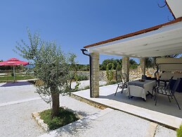 Boutique Villa in Peroj With Garden