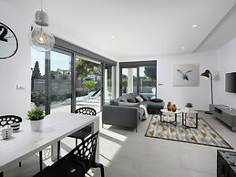 Luxury Apartment With Private Pool, Near the Beach and Close to Pula