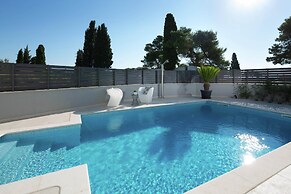 Luxury Apartment With Private Pool, Near the Beach and Close to Pula