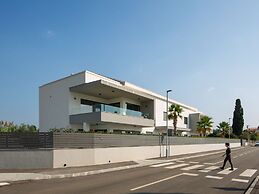 Luxury Apartment With Private Pool, Near the Beach and Close to Pula