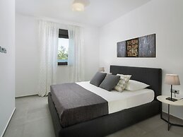 Luxury Apartment With Private Pool, Near the Beach and Close to Pula