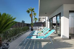 Luxury Apartment With Private Pool, Near the Beach and Close to Pula