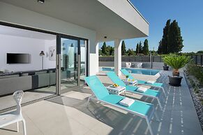 Luxury Apartment With Private Pool, Near the Beach and Close to Pula
