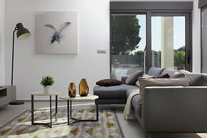 Luxury Apartment With Private Pool, Near the Beach and Close to Pula