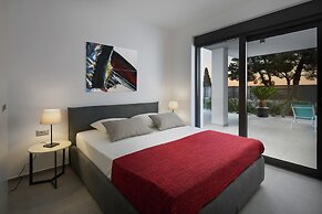 Luxury Apartment With Private Pool, Near the Beach and Close to Pula