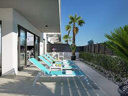 Luxury Apartment With Private Pool, Near the Beach and Close to Pula