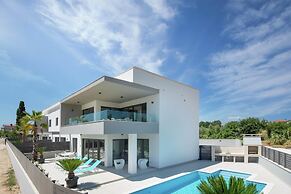 Luxury Apartment With Private Pool, Near the Beach and Close to Pula