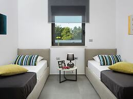 Luxury Apartment With Private Pool, Near the Beach and Close to Pula