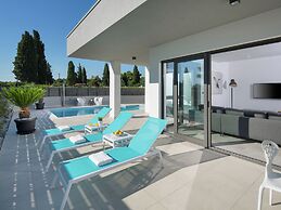 Luxury Apartment With Private Pool, Near the Beach and Close to Pula