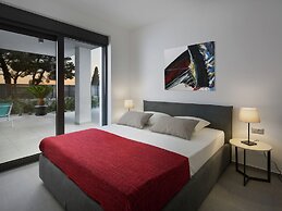 Luxury Apartment With Private Pool, Near the Beach and Close to Pula