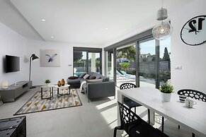 Luxury Apartment With Private Pool, Near the Beach and Close to Pula