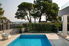 Luxury Apartment With Private Pool, Near the Beach and Close to Pula