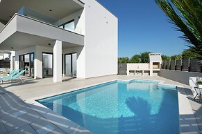 Luxury Apartment With Private Pool, Near the Beach and Close to Pula