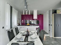 Modern Villa With Private Pool Consisting of 2 Apartments Near the Bea