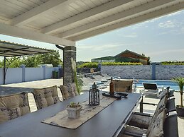 Modern Villa With Private Pool Consisting of 2 Apartments Near the Bea