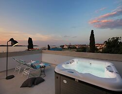 Luxury Apartment With Hot Tub and Sea View, Near the Beach and Close t