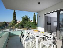 Luxury Apartment With Hot Tub and Sea View, Near the Beach and Close t