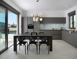 Luxury Apartment With Hot Tub and Sea View, Near the Beach and Close t