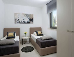 Luxury Apartment With Hot Tub and Sea View, Near the Beach and Close t