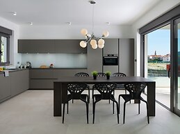 Luxury Apartment With Hot Tub and Sea View, Near the Beach and Close t