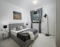 Luxury Apartment With Hot Tub and Sea View, Near the Beach and Close t