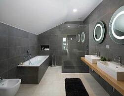 Luxury Apartment With Hot Tub and Sea View, Near the Beach and Close t