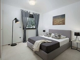 Luxury Apartment With Hot Tub and Sea View, Near the Beach and Close t