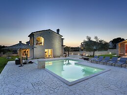 Charming Villa With Heated Pool Near Rovinj