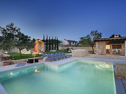 Charming Villa With Heated Pool Near Rovinj