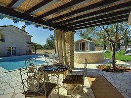 Charming Villa With Heated Pool Near Rovinj