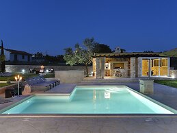 Charming Villa With Heated Pool Near Rovinj