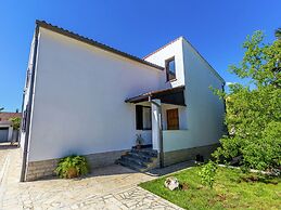 Apartment in Skatari With Terrace