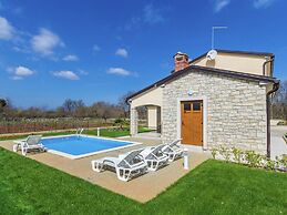 Villa in Kma?i?i With Private Pool