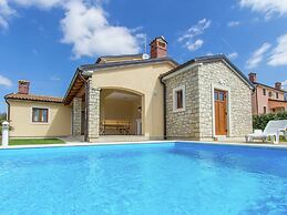Villa in Kma?i?i With Private Pool