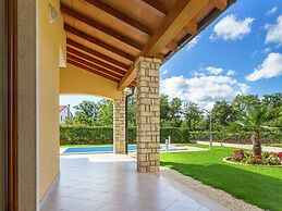 Villa in Kma?i?i With Private Pool