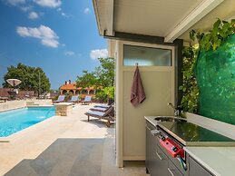 Holiday Home in Rovinjsko With a Pool